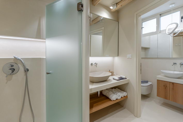 Deluxe Semi-Basement Apartment in Naxos